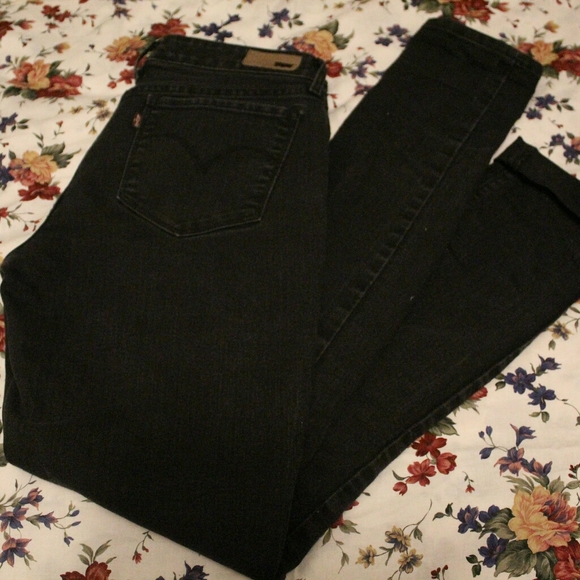 black mid-rise skinny levis